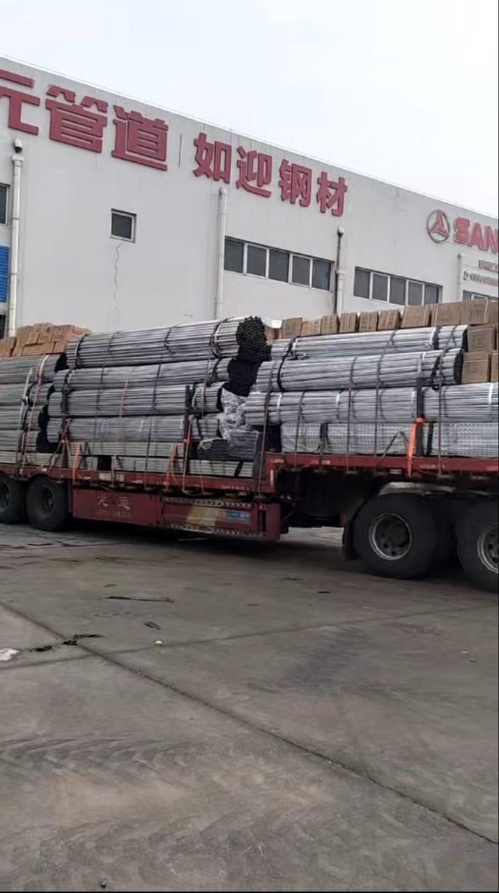 图2:叉车正在装车 发货现场